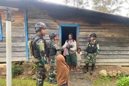 Satgas TNI Yonif 511 salurkan bantuan paket bapok untuk warga pedalaman Papua