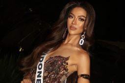 Sanly Liu pakai kebaya motif Garuda pada pembukaan Miss Universe