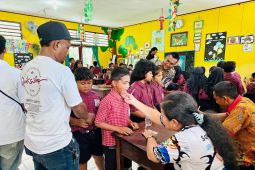 Dinkes Papua Barat periksa kesehatan pelajar dan guru di Manokwari Selatan