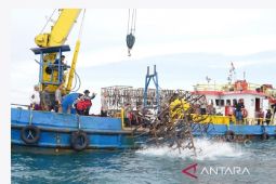 PT Timah dan Ditlantas Polda Babel tenggelamkan rumpon dari knalpot sitaan di Perairan Rebo