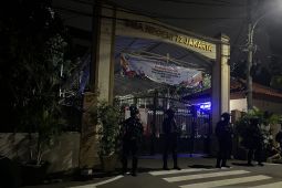 Petugas gabungan masih berjaga di SMAN 72 pada Jumat malam