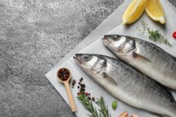 Perbedaan nutrisi salmon dan ayam untuk kesehatan jantung