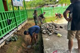 Satgas TNI Yonif 511/DY buat drainase di pedalaman Papua