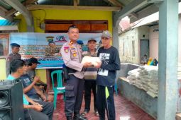 Satpolairud Polres Parimo salurkan 40 paket bantuan sosial ke warga pesisir