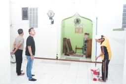 Polisi membersihkan lokasi ledakan di SMAN 72 Jakarta