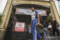 Personel Polres Metro bersihkan lokasi ledakan di masjid SMAN 72 Jakarta