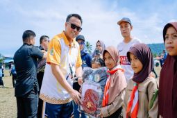 Bupati Morut bagi 20.648 paket seragam sekolah kepada siswa