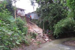Satu rumah ambruk dan sembilan terisolasi akibat longsor Jember