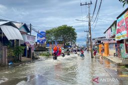 Hujan deras akibatkan rumah dan jalan di bantaran Sungai Barabai HST tergenang