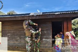 Satgas Yonif 511 pasang lampu tenaga surya untuk rumah warga di pedalaman Papua