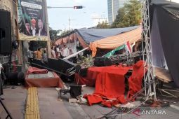 Mobil tabrak tenda acara di masjid di Jakbar, dua terluka