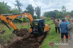 DPRD Cianjur bantu dua alat berat normalisasi jaringan irigasi Cianjur
