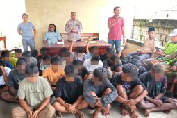 Polres Keerom bersama tokoh masyarakat bina remaja mantan pengguna ganja