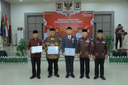 Bupati dan dua tokoh Labura terima Piagam Penghargaan dari DHN 45