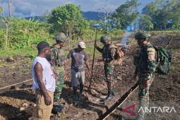 Satgas Yonif 521 buat lahan pertanian di Kobakma Mamteng