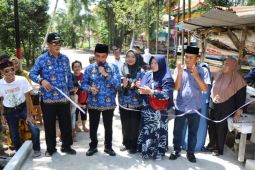 Jembatan baru di Gang Teluk Sahang permudah akses warga