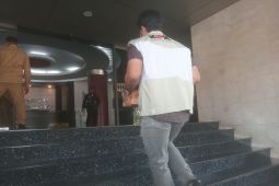 KPK geledah kantor Gubernur Riau terkait korupsi "jatah preman"