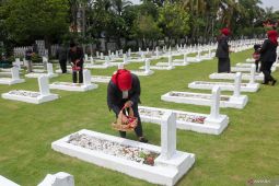 Ziarah makam pahlawan di surabaya