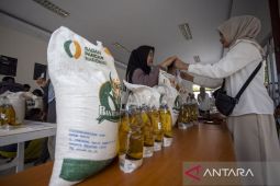 Penyaluran bantuan pangan di Indramayu