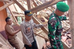 Atap kelas SDN 1 Cibalong Garut ambruk