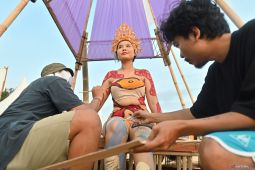 Seni melukis tubuh di arena Sanur Village Festival