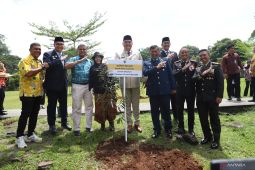 Ketua DPRD Sastra Winara menanam pohon durian di kompleks Istana Bogor