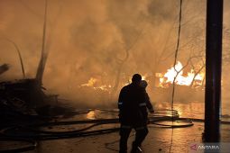 Detik-detik 18 kios pedagang kayu di Sukahaji Bandung terbakar