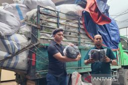 Polisi sita ribuan sandal dan tas bermerek Eiger palsu