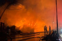 Update kebakaran Sukahaji: kios pedagang kayu terbakar