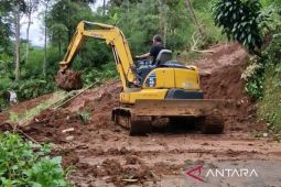 Longsor tutup jalan utama di Cianjur! warga terisolir, alat berat dikerahkan