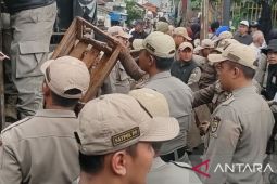 Satpol PP Cianjur menertibkan 40 pedagang di Bomero Citywalk