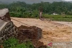 Lima Kecamatan di Cianjur Dilanda Banjir dan Longsor, Jembatan Gantung Putus Total!