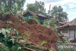 Satu rumah tertimbun longsor di Cianjur, 10 keluarga mengungsi selamatkan diri!