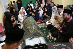 Bobby Nasution takziah ke rumah duka ibunda Kepala Biro Umum Chusnul