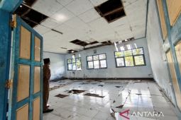 Sekolah rusak, Guru SMPN 8 Satap Woja Dompu tetap mengajar di kantin