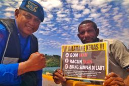 Bhabinkamtibmas minta nelayan Jayapura tak gunakan bom untuk tangkap ikan