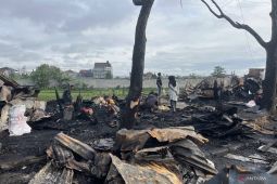 Setelah 7,5 jam, petugas damkar berhasil padamkan 18 kios kayu di Sukahaji Bandung