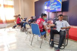 Imigrasi Labuan Bajo menggandeng PMI gelar baksos donor darah