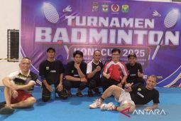 Pemkot dan pendidik ke babak 8 besar turnamen bulutangkis KONI Cup Siantar