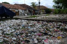 Waduh, tumpukan sampah sepanjang 30 meter sumbat Kali Tirtayasa Serang