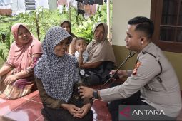 Layanan pemeriksaan kesehatan korban pergerakan tanah