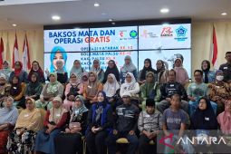 Ratusan pasien operasi katarak dan dapat kacamata gratis di Jember