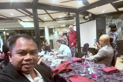 Mantan PM Singapura Goh Chok Tong berbagi pengalaman kepada Darma Wijaya