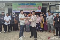 Harrosa-Midea salurkan 13 ton beras ke warga Cibuntu Bekasi