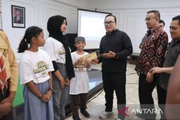 Bupati Kubu Raya serahkan bonus untuk juara Festival Bahasa Ibu