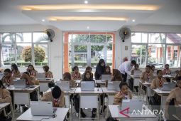 Pendistribusian laptop di SRMP 8 Cimahi