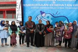 Imigrasi Kerinci laksanakan kegiatan pembagian sembako dan pemeriksaan kesehatan gratis