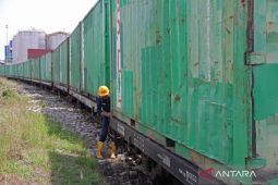 KAI  berupaya perbaiki rel kereta terdampak banjir Sumatera