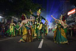 Warga antusias saksikan "Dhoho Night Carnival 2025" di Kediri