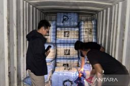 Polisi bongkar perdagangan baju bekas impor 207 balpres
